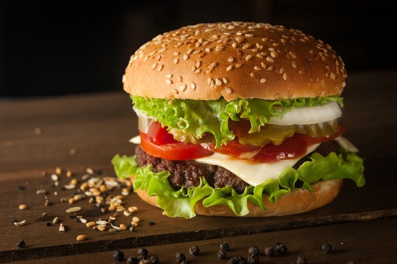 Clássico de Brasa: burger com queijo prato e cebola caramelizada
