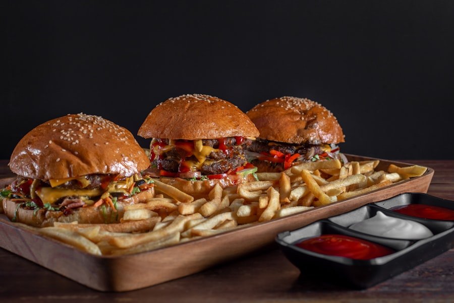 Combo do dia: burgers artesanais sobre uma cama de batatas fritas