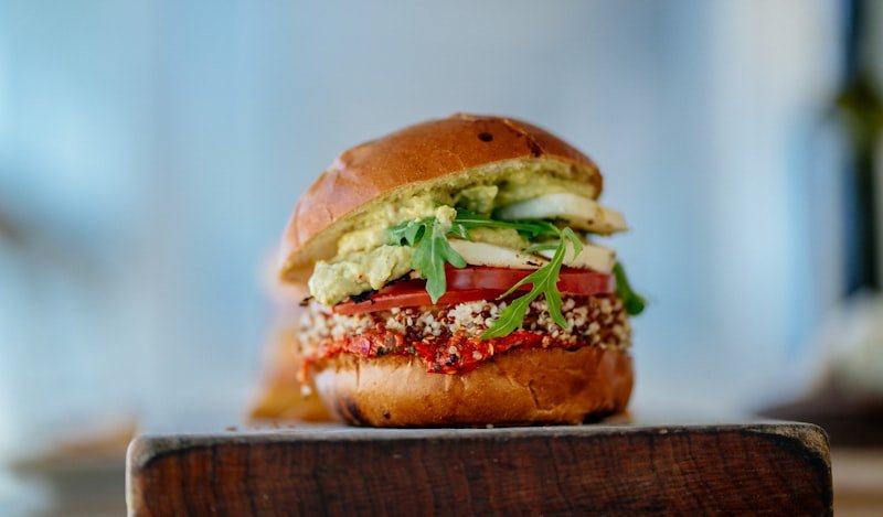 Picante do Beco: burger com pimenta biquinho e onion rings